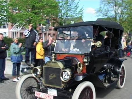 Kevelaer : Die ersten Oldtimer verlassen den Peter-Plümpe-Platz